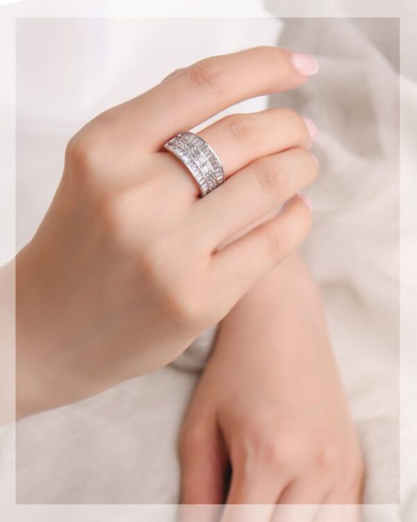 انگشتر نقره زنانه مجلسی مدل RI G1 با نگین های اتمی درجه یک شیک و زیبا حلقه