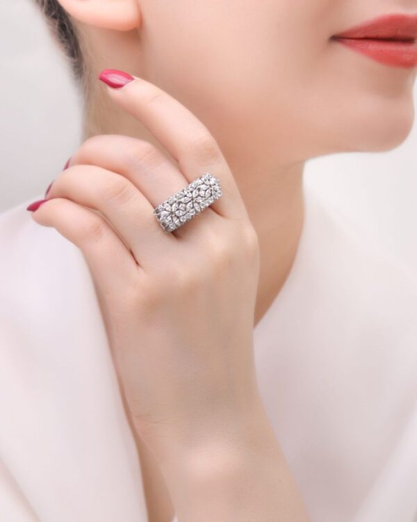 انگشتر نقره زنانه مجلسی مدل RI K30 با نگین های اتمی درجه یک شیک و زیبا