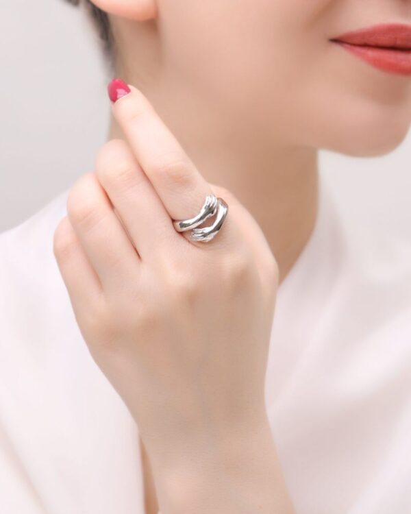 انگشتر نقره زنانه مجلسی مدل RI T3 با نگین های اتمی درجه یک شیک و زیبا طرح آغوش