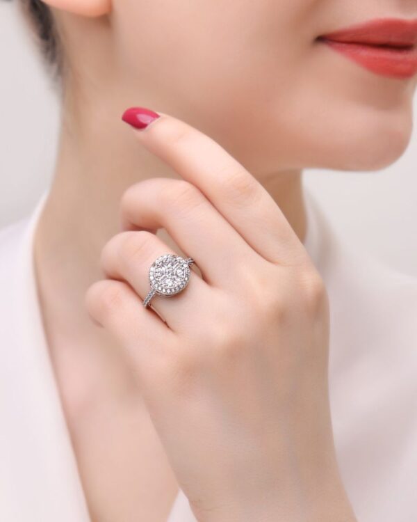 انگشتر نقره زنانه مجلسی مدل RI E58 با نگین های اتمی درجه یک شیک و زیبا