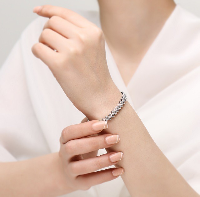 دستبند نقره زنانه طرح جواهری مدل BI E4