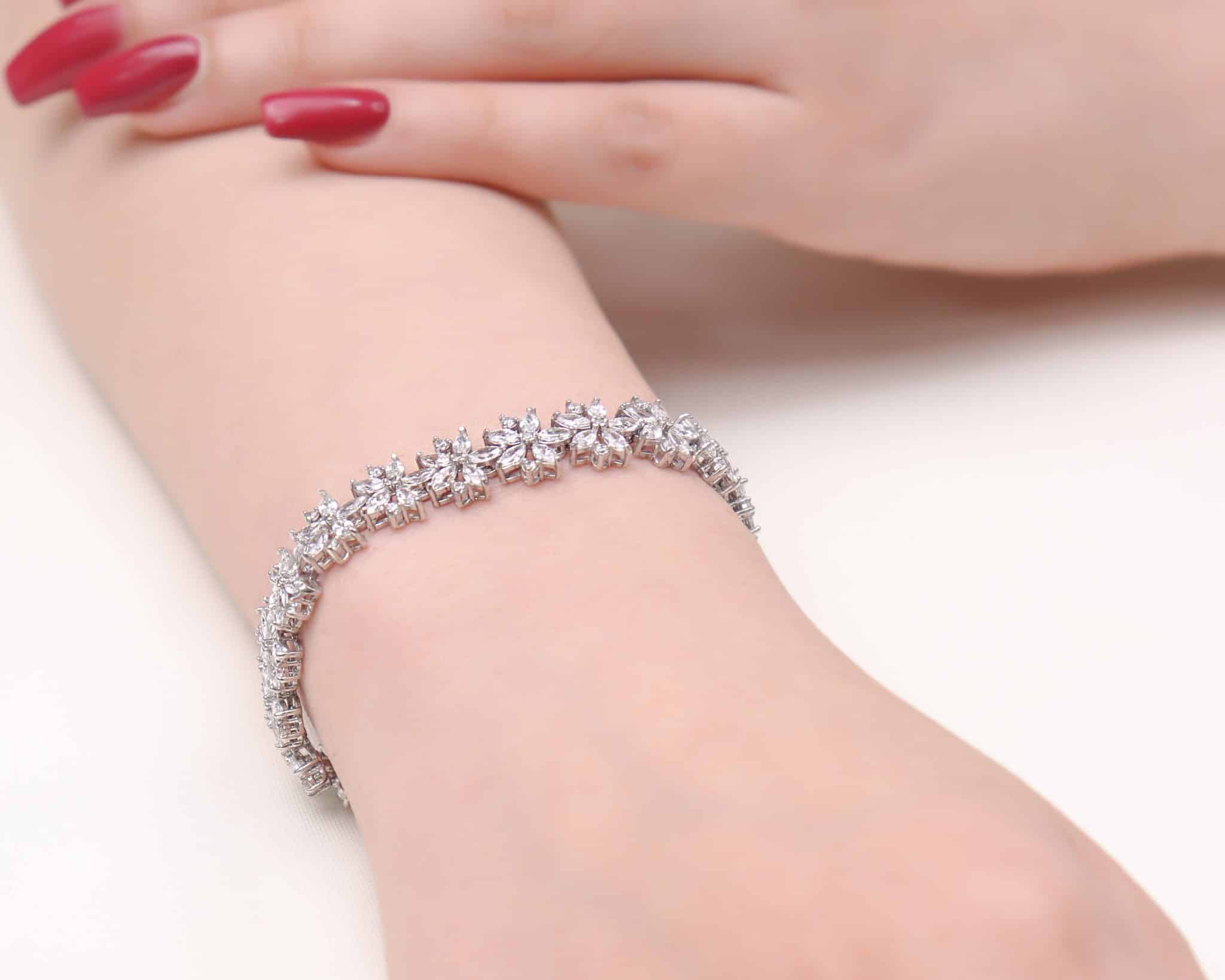 دستبند جواهری نقره زنانه مدل BIL K1