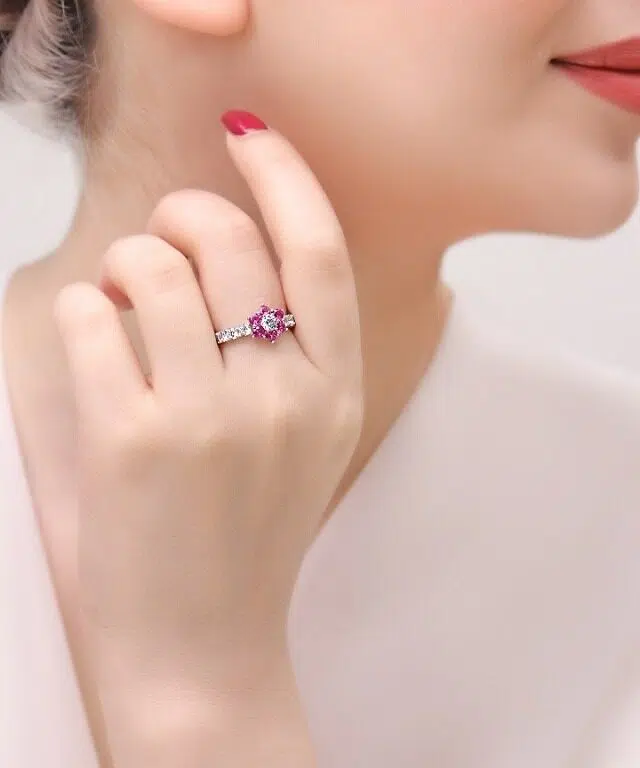 انگشتر نقره تک نگین صورتی طرح گل مدل RE B39